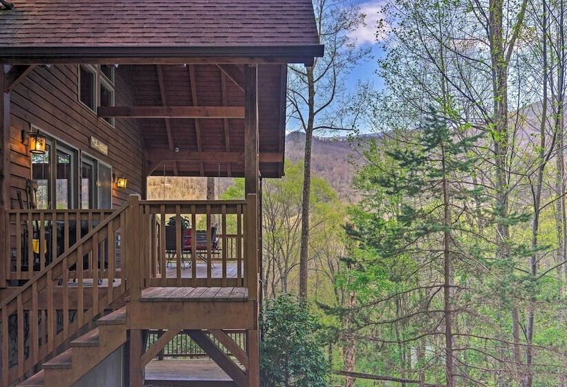 Spacious Maggie Valley Cabin W/ Hot Tub & Mtn View