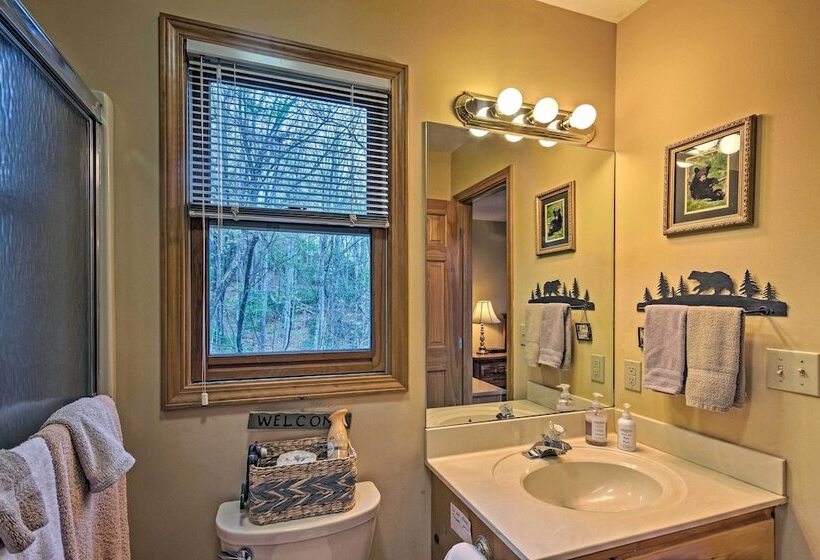 Spacious Maggie Valley Cabin W/ Hot Tub & Mtn View