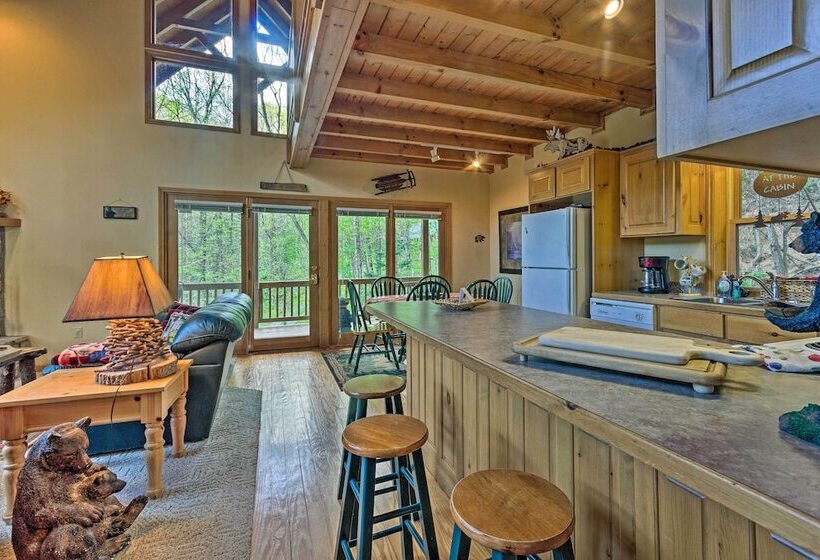 Spacious Maggie Valley Cabin W/ Hot Tub & Mtn View