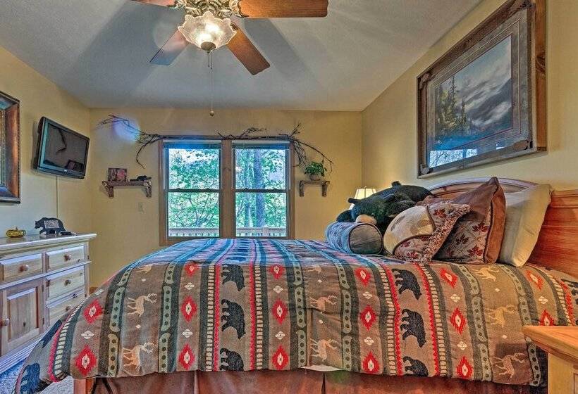 Spacious Maggie Valley Cabin W/ Hot Tub & Mtn View