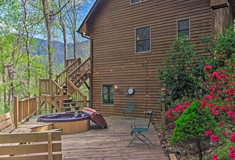 Spacious Maggie Valley Cabin W/ Hot Tub & Mtn View