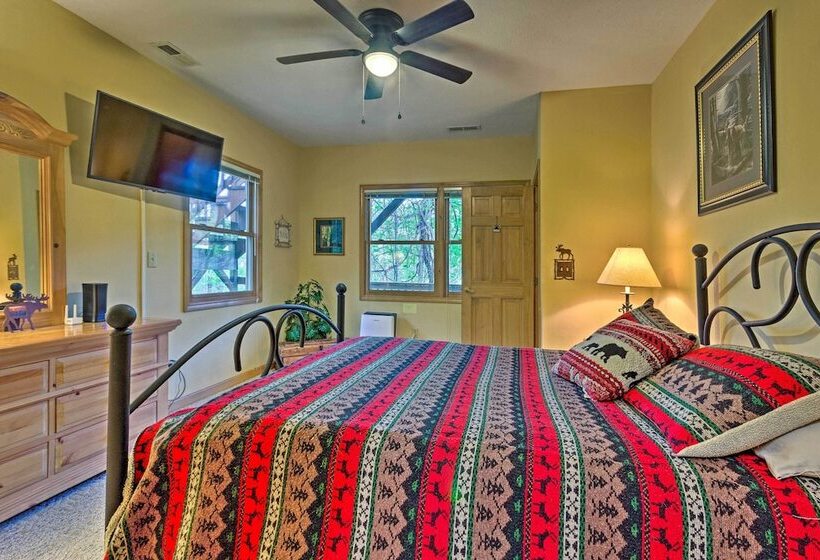 Spacious Maggie Valley Cabin W/ Hot Tub & Mtn View