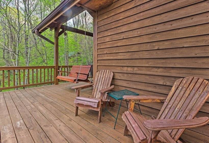 Spacious Maggie Valley Cabin W/ Hot Tub & Mtn View