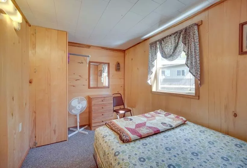 Stone Lake Cabin W/ Private Deck & Fire Pit!