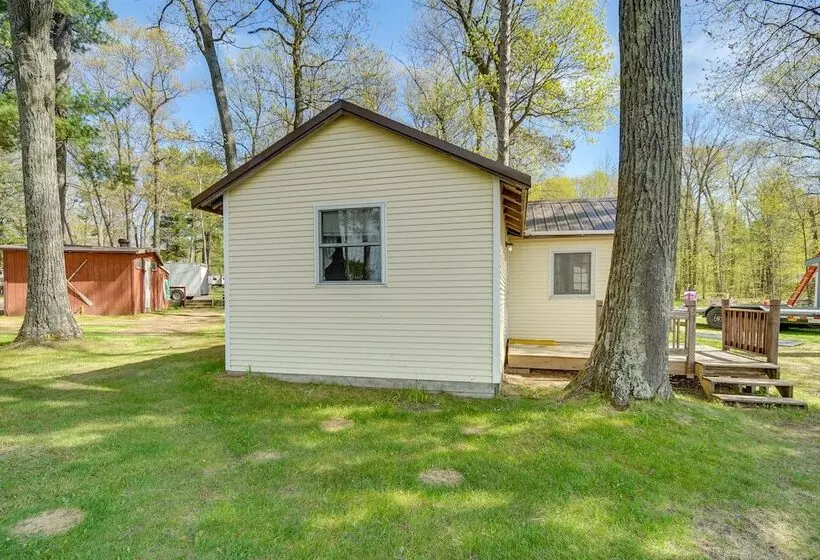 Stone Lake Cabin W/ Private Deck & Fire Pit!