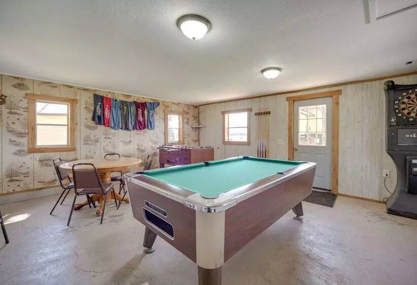 Stone Lake Cabin W/ Private Deck & Fire Pit!