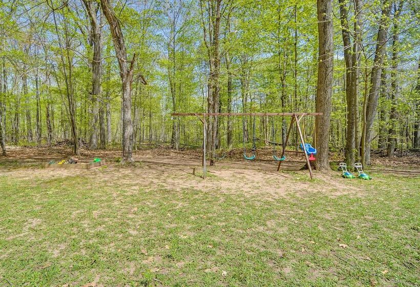 Stone Lake Cabin W/ Private Deck & Fire Pit!