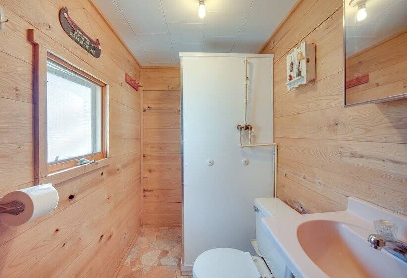 Stone Lake Cabin W/ Private Deck & Fire Pit!