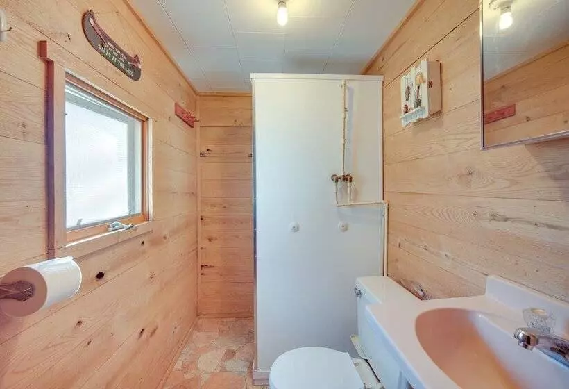 Stone Lake Cabin W/ Private Deck & Fire Pit!