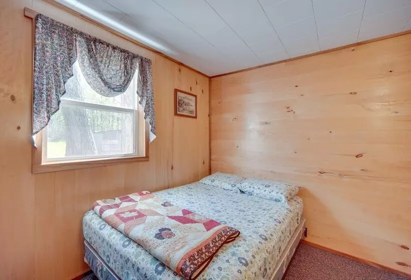 Stone Lake Cabin W/ Private Deck & Fire Pit!