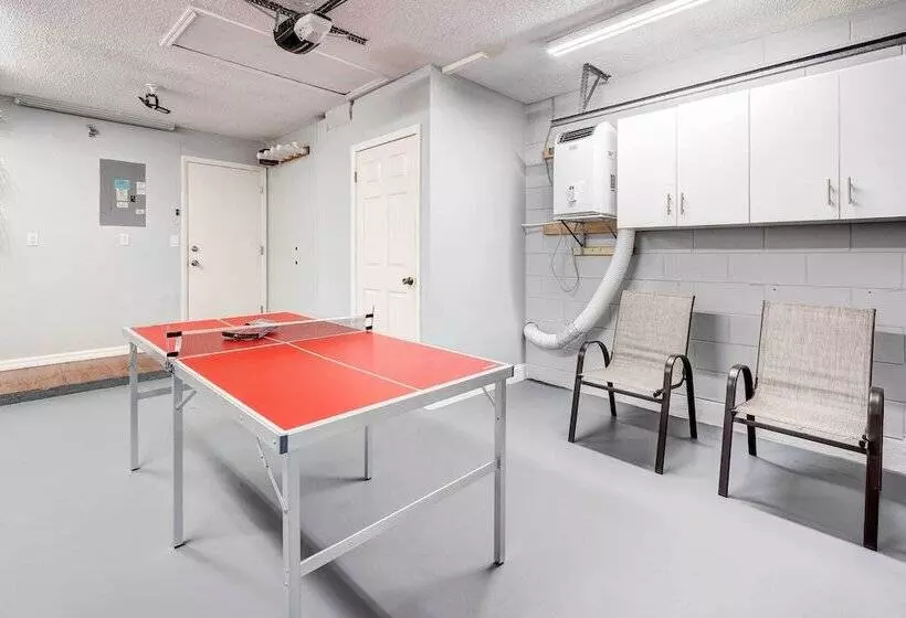 Kissimmee Retreat W/ Private Basketball Court!