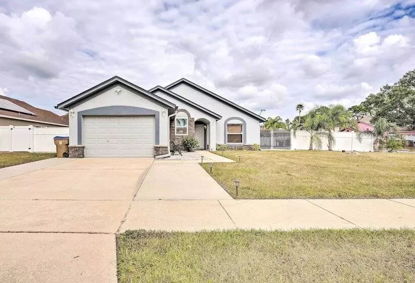 Kissimmee Retreat W/ Private Basketball Court!