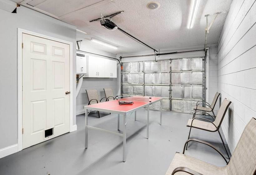 Kissimmee Retreat W/ Private Basketball Court!