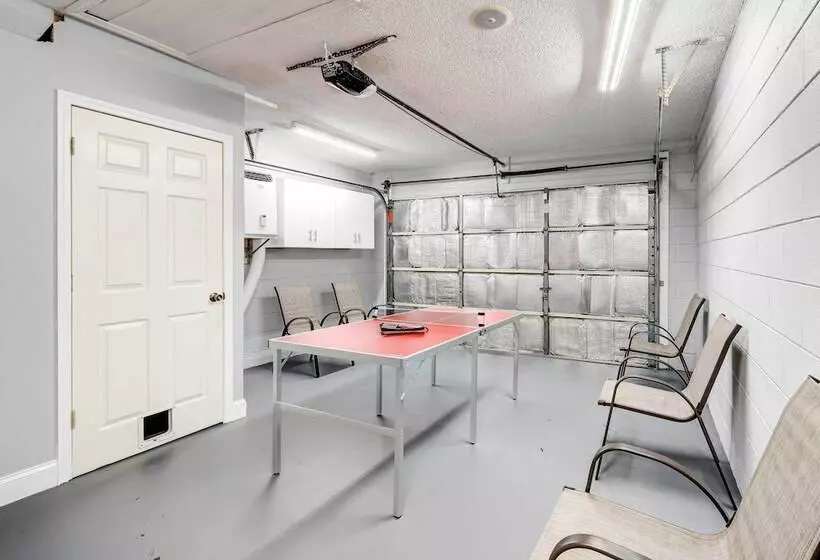 Kissimmee Retreat W/ Private Basketball Court!