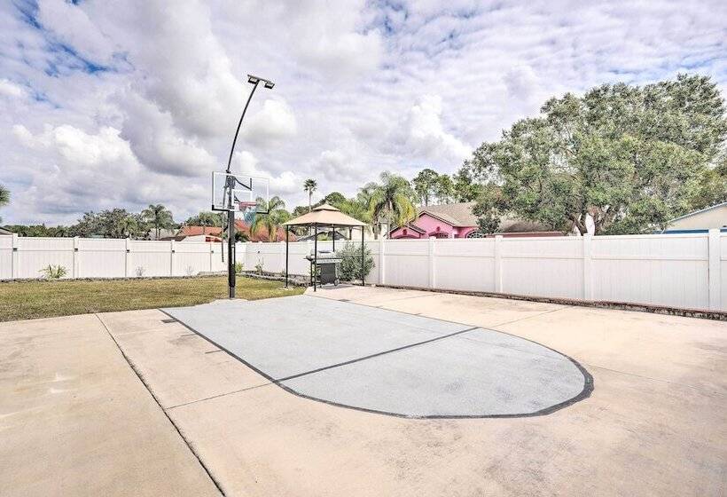 Kissimmee Retreat W/ Private Basketball Court!