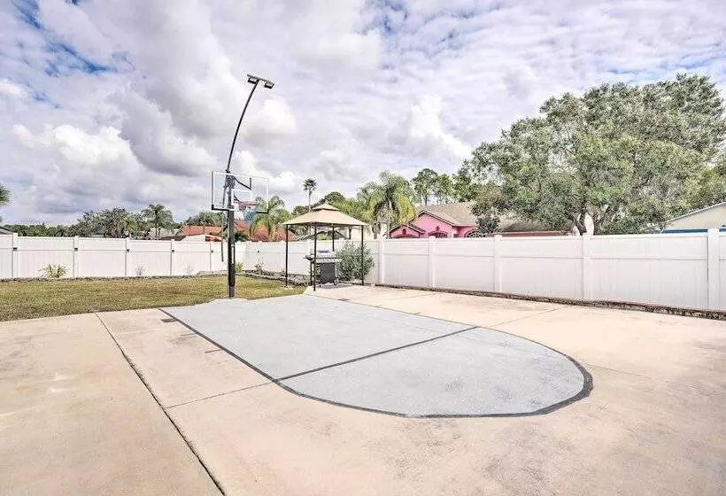 Kissimmee Retreat W/ Private Basketball Court!