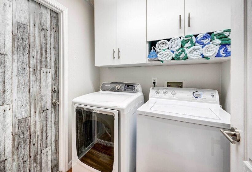 Kissimmee Retreat W/ Private Basketball Court!