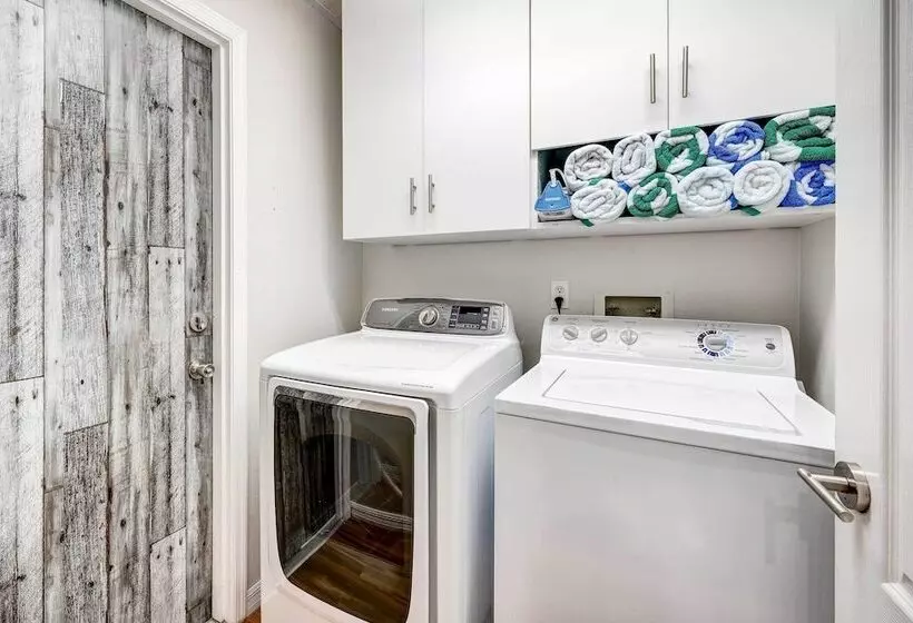 Kissimmee Retreat W/ Private Basketball Court!