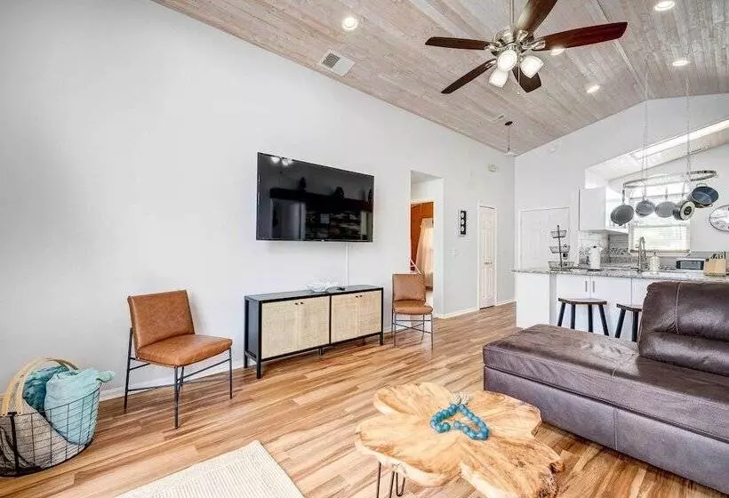 Kissimmee Retreat W/ Private Basketball Court!