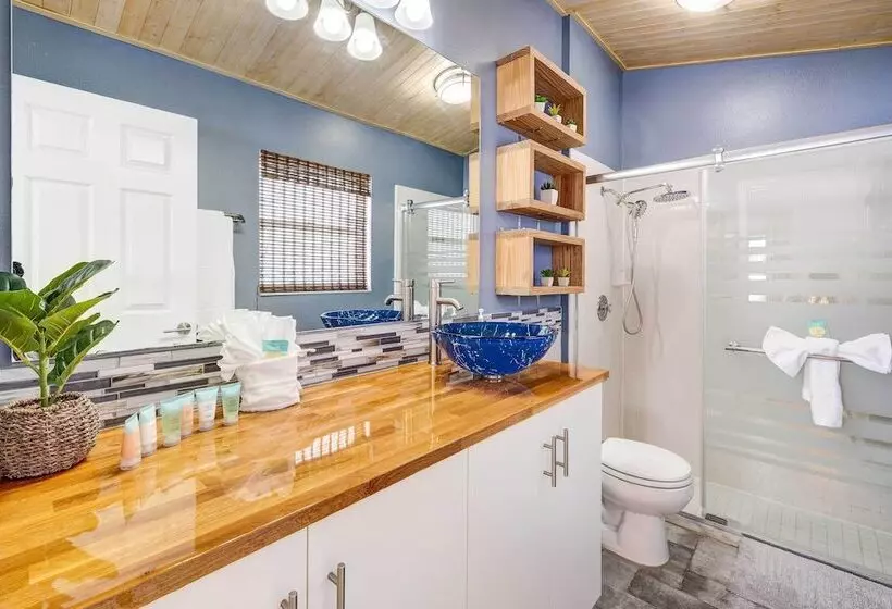 Kissimmee Retreat W/ Private Basketball Court!