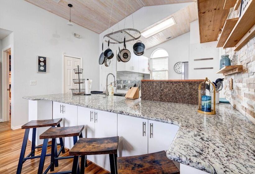 Kissimmee Retreat W/ Private Basketball Court!