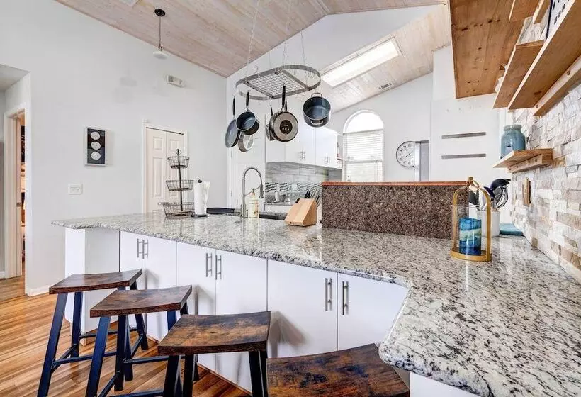 Kissimmee Retreat W/ Private Basketball Court!