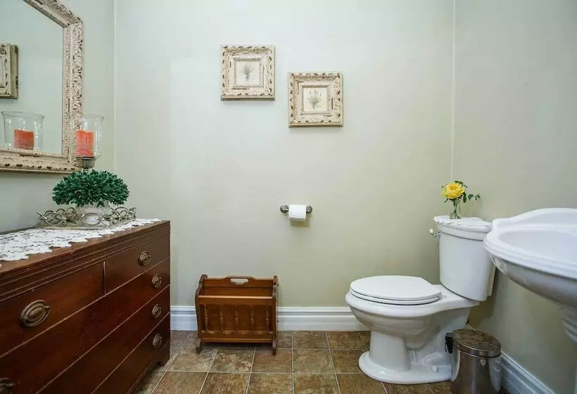 Dog Friendly Home W/ Balcony & Yard In Surgeon Bay