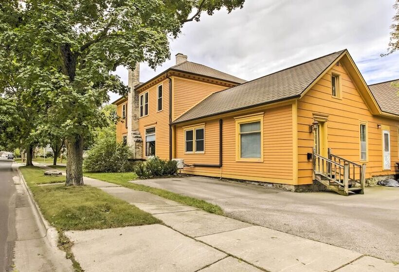 Dog Friendly Home W/ Balcony & Yard In Surgeon Bay