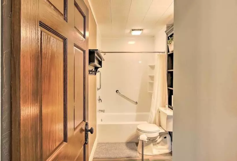 Dog Friendly Home W/ Balcony & Yard In Surgeon Bay