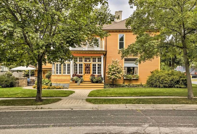 Dog Friendly Home W/ Balcony & Yard In Surgeon Bay