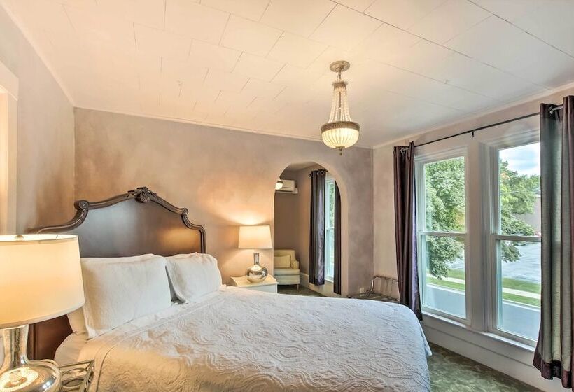 Dog Friendly Home W/ Balcony & Yard In Surgeon Bay