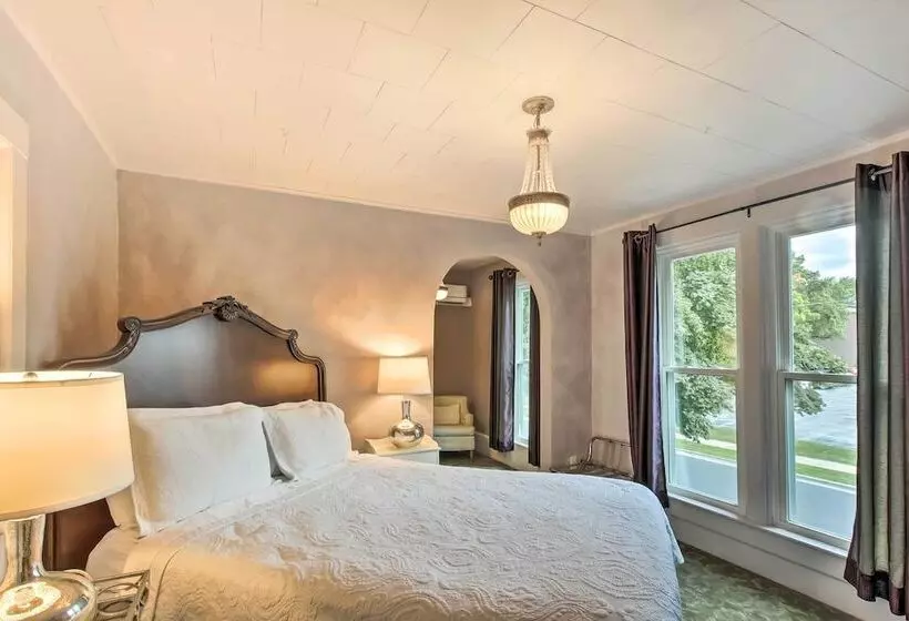 Dog Friendly Home W/ Balcony & Yard In Surgeon Bay