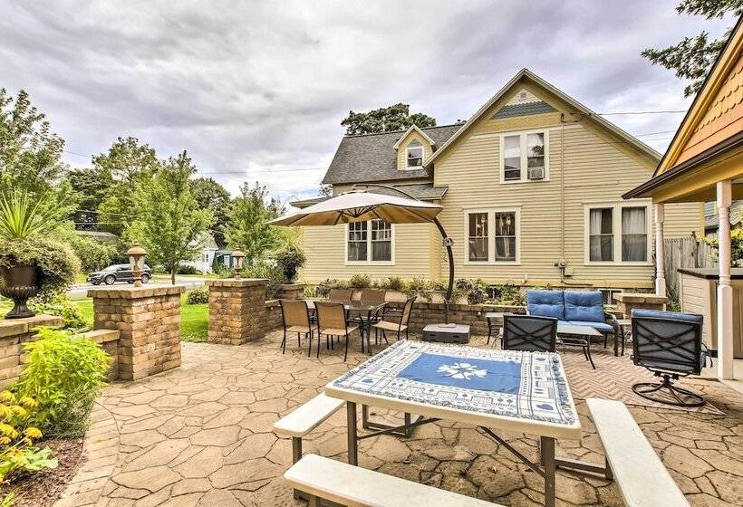 Dog Friendly Home W/ Balcony & Yard In Surgeon Bay