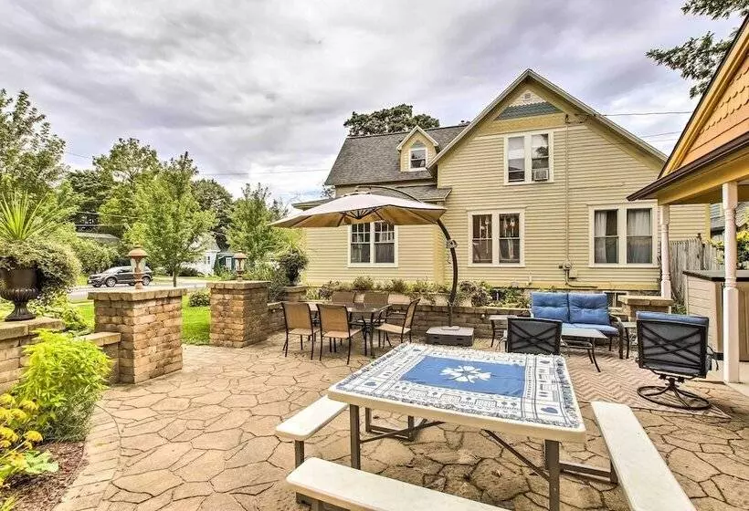 Dog Friendly Home W/ Balcony & Yard In Surgeon Bay