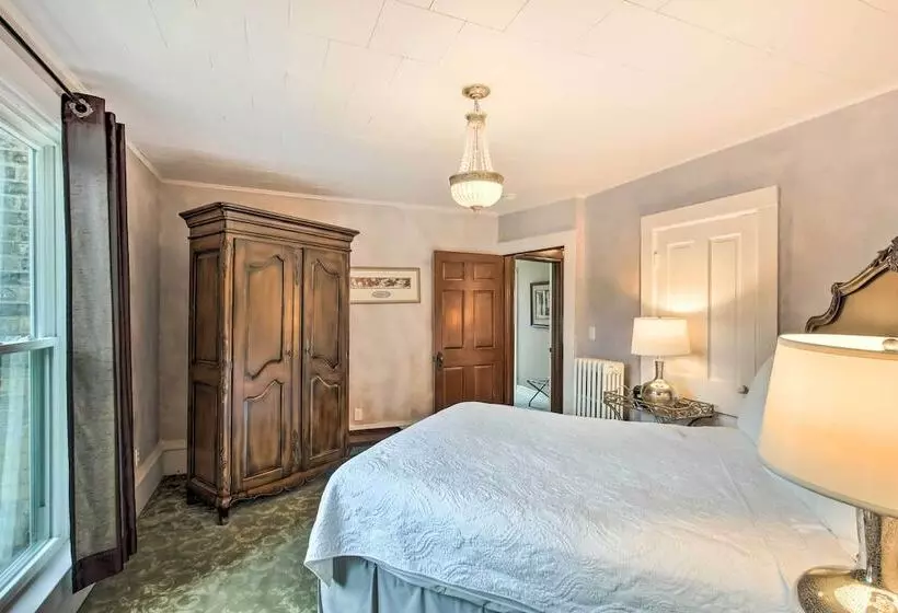 Dog Friendly Home W/ Balcony & Yard In Surgeon Bay