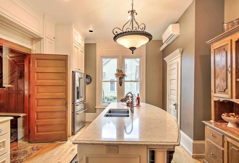 Dog Friendly Home W/ Balcony & Yard In Surgeon Bay