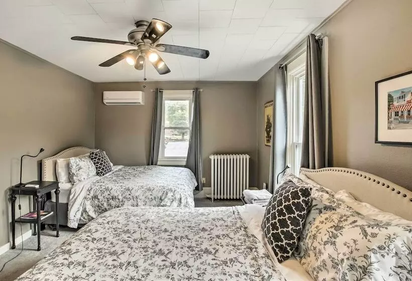 Dog Friendly Home W/ Balcony & Yard In Surgeon Bay