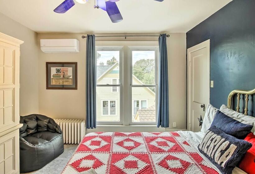 Dog Friendly Home W/ Balcony & Yard In Surgeon Bay