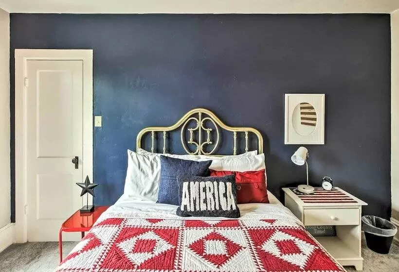 Dog Friendly Home W/ Balcony & Yard In Surgeon Bay