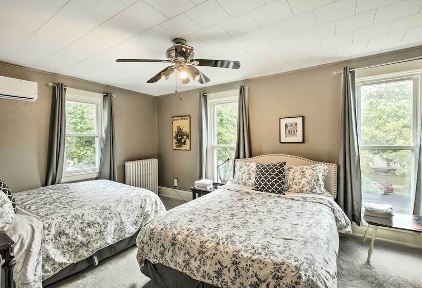 Dog Friendly Home W/ Balcony & Yard In Surgeon Bay