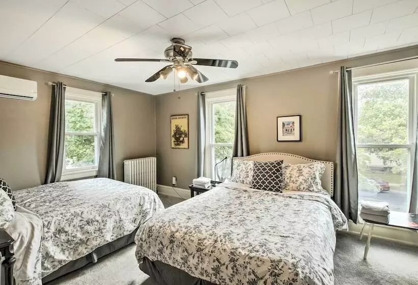 Dog Friendly Home W/ Balcony & Yard In Surgeon Bay