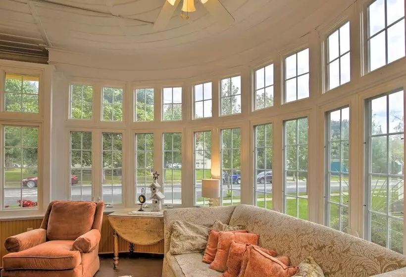 Dog Friendly Home W/ Balcony & Yard In Surgeon Bay