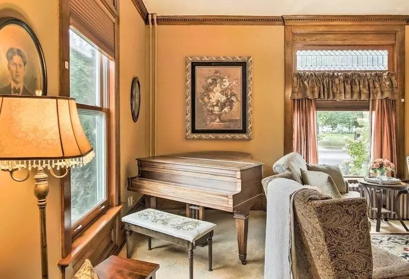 Dog Friendly Home W/ Balcony & Yard In Surgeon Bay