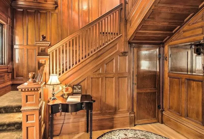 Dog Friendly Home W/ Balcony & Yard In Surgeon Bay