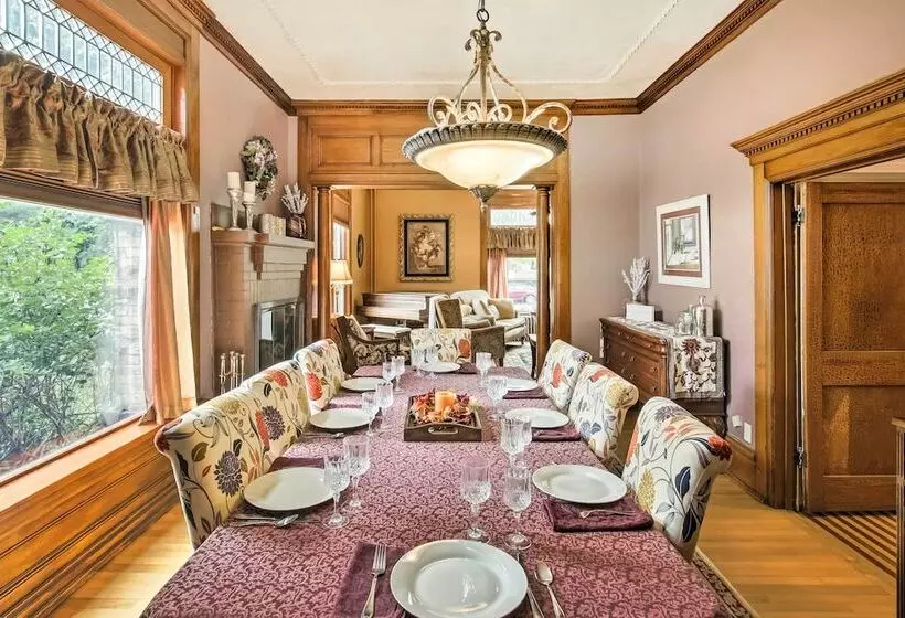 Dog Friendly Home W/ Balcony & Yard In Surgeon Bay