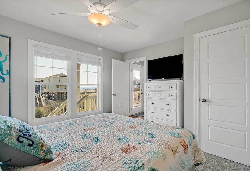 Oak Island Escape W/ Saltwater Pool, Walk To Beach