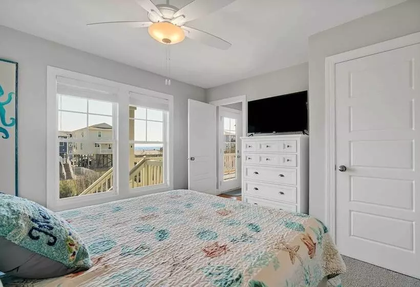 Oak Island Escape W/ Saltwater Pool, Walk To Beach