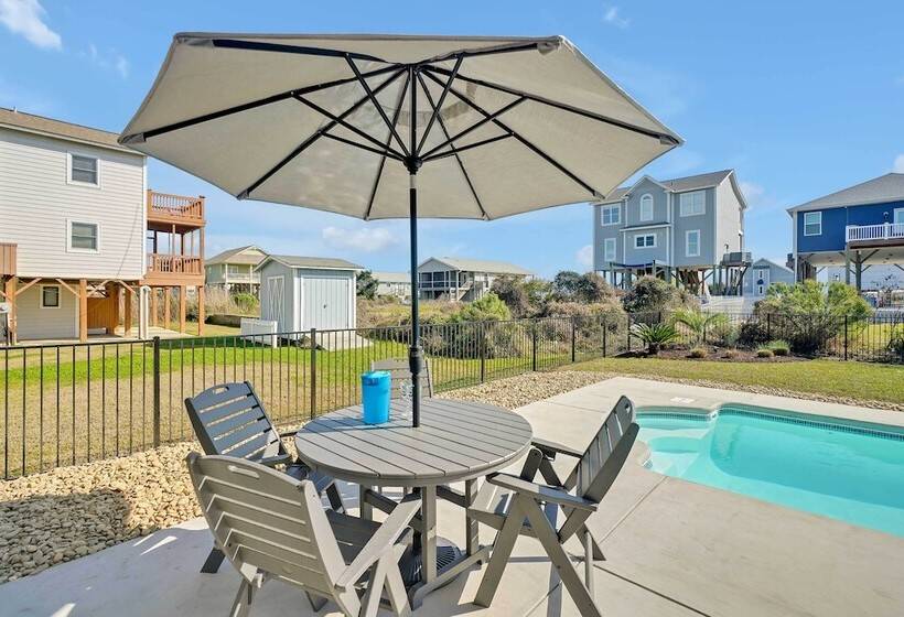 Oak Island Escape W/ Saltwater Pool, Walk To Beach