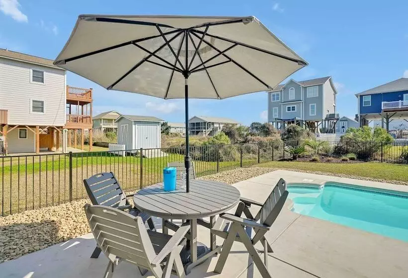 Oak Island Escape W/ Saltwater Pool, Walk To Beach
