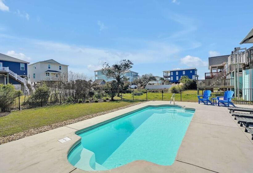 Oak Island Escape W/ Saltwater Pool, Walk To Beach